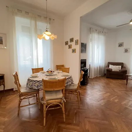 1 Min Walk From The Sea, With 2 Bed And 2 Bath *